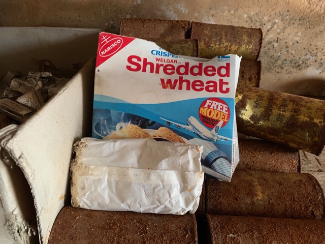 Shredded wheat with free model of a PanAm plane