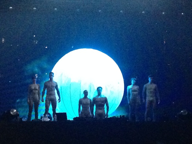 Seemingly naked (but not) bodies on stage