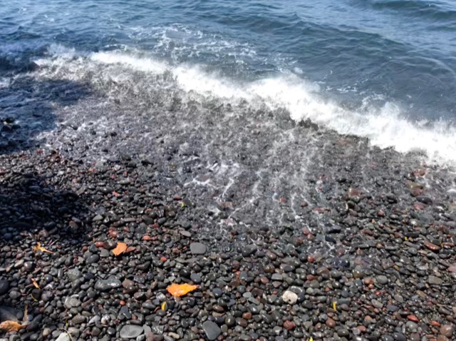 Waves crashing against the rock beach (Live!)