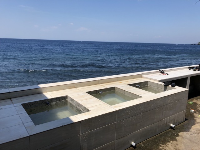 Really nice fresh water cleaning tanks at the dive resort