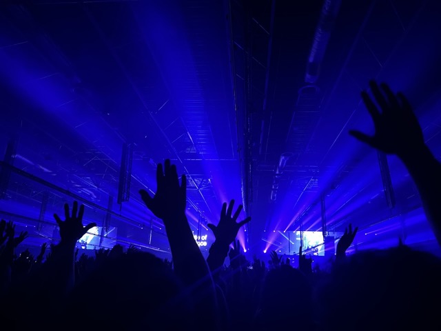 Hands up!