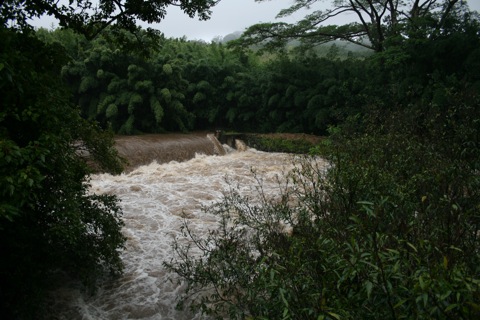 Overflowing dam