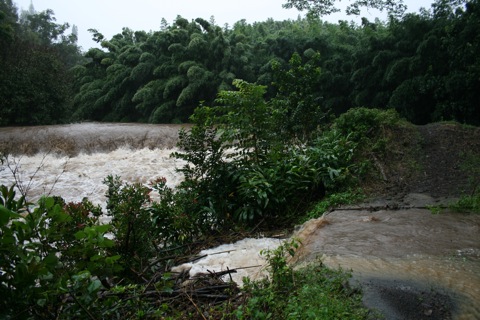 Overflowing dam