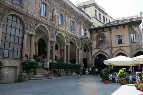 Side street by Piazza Dei Mercanti