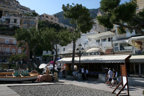 Restaurants on the beach in Postiano
