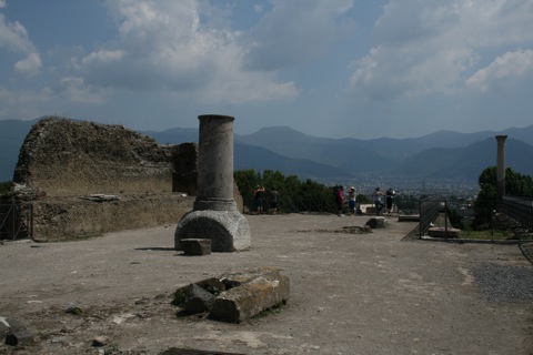 Tempio di Venere overlooking the current city of Pompei