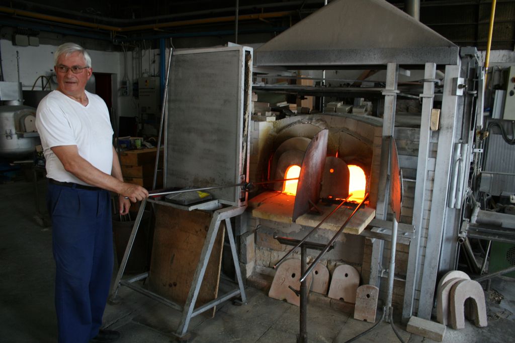Glass Master getting more molten glass