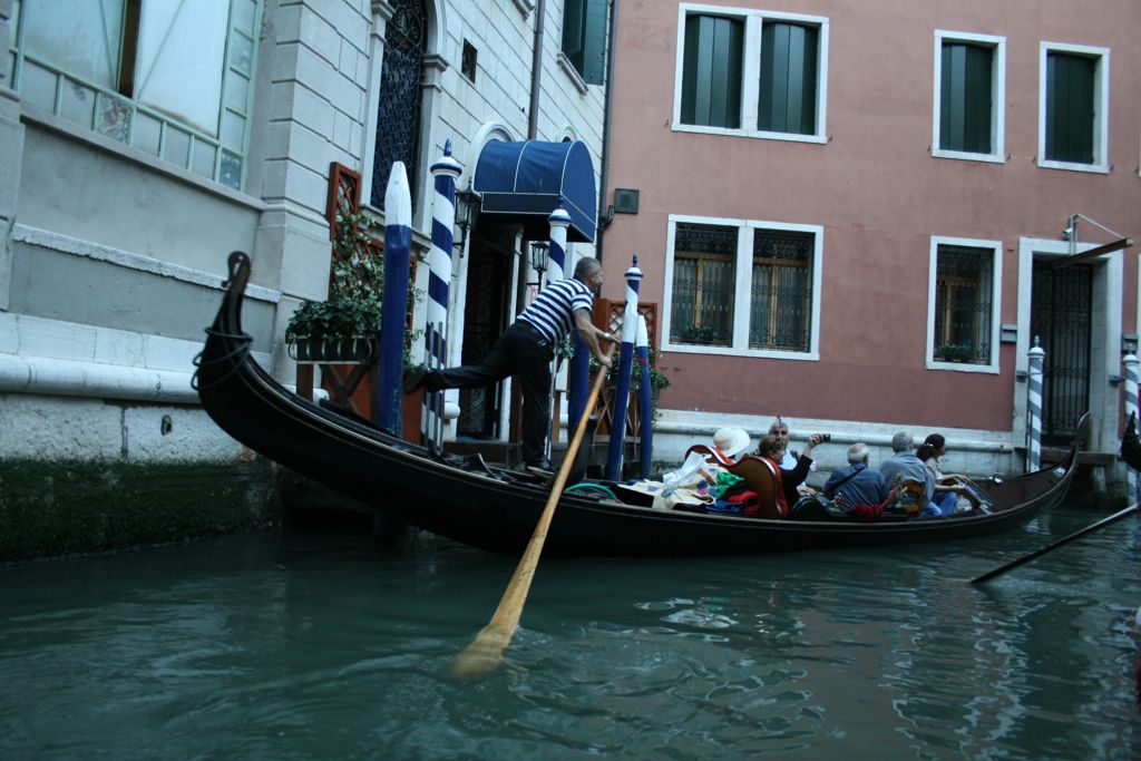 Pushing off the gondola from the wall