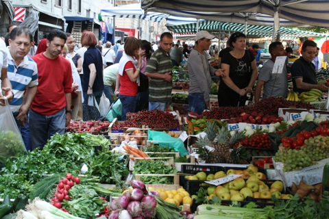 Outdoor fruit market