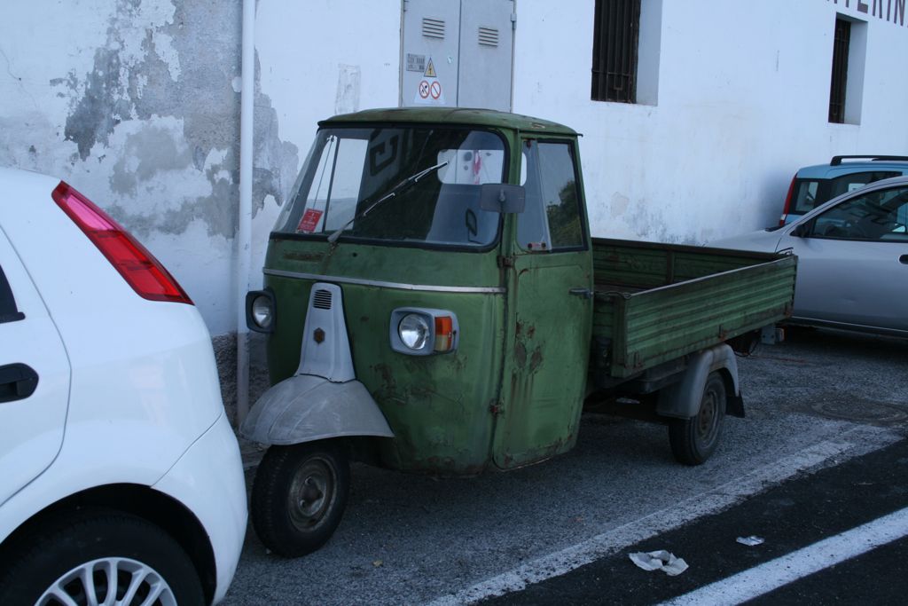 3-wheeled pickup truck