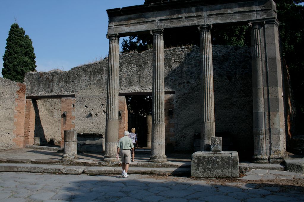 Teatri (the theater)