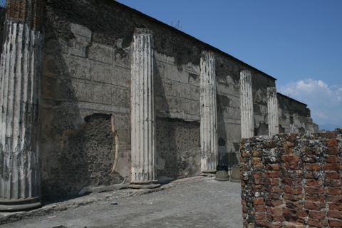 Basilica: Paintings meant to look like marble in the 