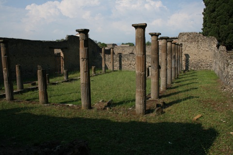 Building next to the Teatri