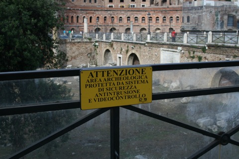 Attenzione!  Area archeologica protetta da sistema di sicurezza antintrusione e videocontrollo.