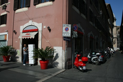 RossoPomodoro restaurant, in the same font as Pasta Pomodoro from back home