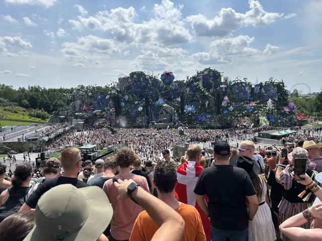 First glimpse of the MainStage. This thing is enormous, in this huge valley.