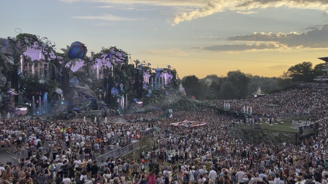 Kernkraft 400 into Piece of Your Heart by Alok with the Tomorrowland countries flag working its way through the crowd