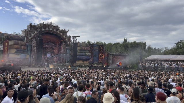 Sam Feldt playing tribute to Avicii's The Nights (notice carefully too the book to stage left for Tim Bergling)