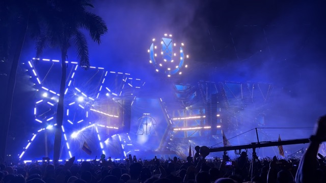 Armin closing out his set with the classic This Is What It Feels Like