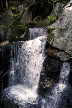 [17-lostriver-waterfall2.jpg]