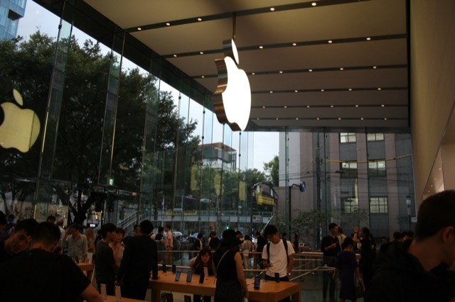 Inside the Apple Store Omotesando